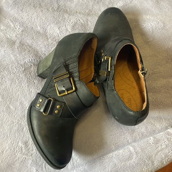 Clarks Indigo leather buckle booties - Picture 8 of 9